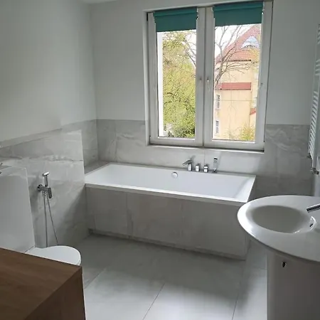 Dwupoziomowe Mieszkanie W Willowej Dzielnicy Apartman *