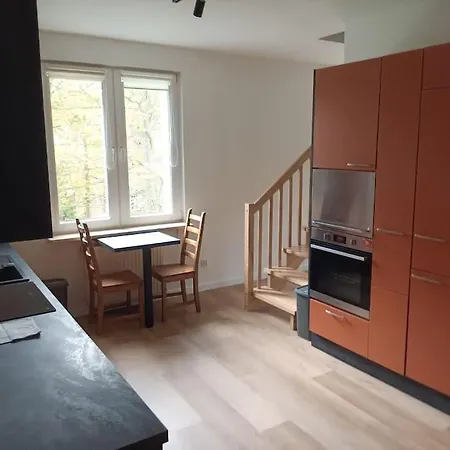 Dwupoziomowe Mieszkanie W Willowej Dzielnicy Apartman